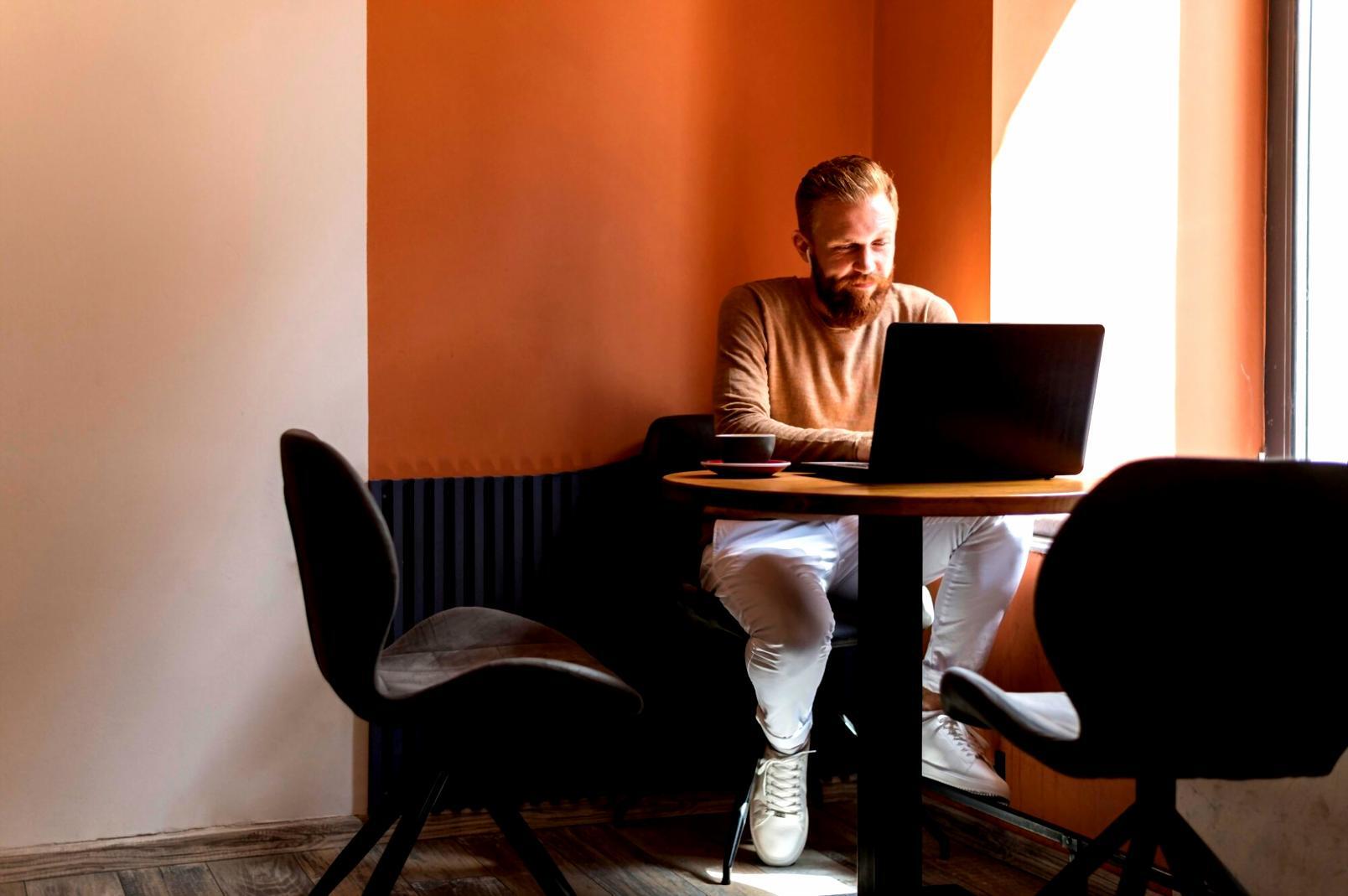 Estudiante trabajando en algoritmos de juegos móviles